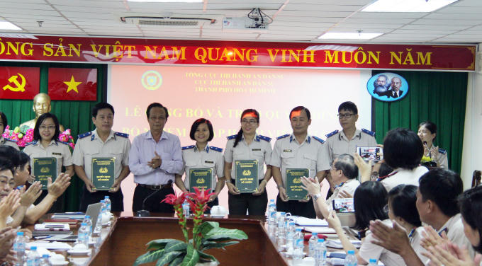 Các cán bộ nhận quyết định.