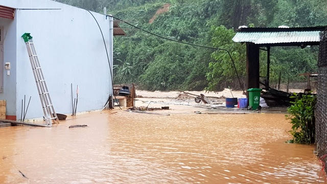 Nước lũ tấn công vào trường học