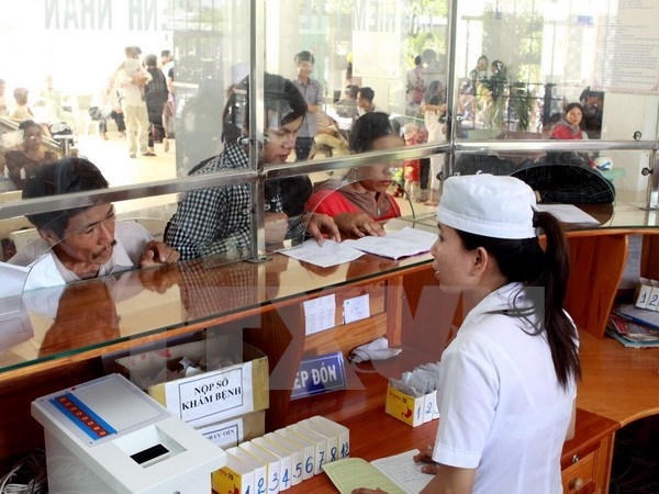Thẻ bảo hiểm y tế (BHYT) đến ngày 30/6/2016 cho người thuộc 5 nhóm đối tượng đã được ngân sách Nhà nước đóng hoặc hỗ trợ mức đóng. (Ảnh: Dương Ngọc/TTXVN).