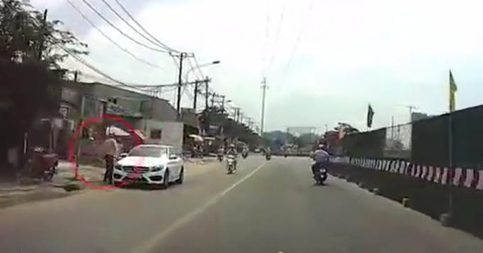 Tên trộm bẻ cặp gương Mercedes C300 AMG đỗ bên đường.