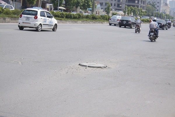 Dọc theo tuyến đường cứ cách khoảng 5m lại có một nắp cống nhô cao hơn mặt đường.