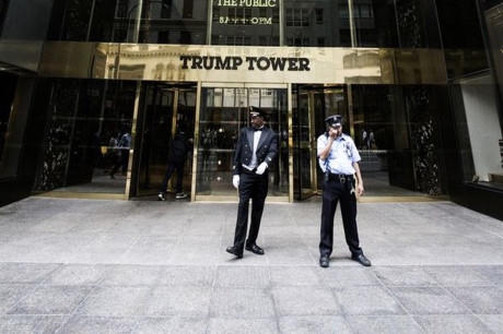 Tỷ phú Trump, chủ sở hữu của tòa nhà, sống trong một căn hộ penthouse, gồm 3 tầng của Trump Tower với sàn và trần nhà làm từ đá cẩm thạch và cửa chính bằng vàng.