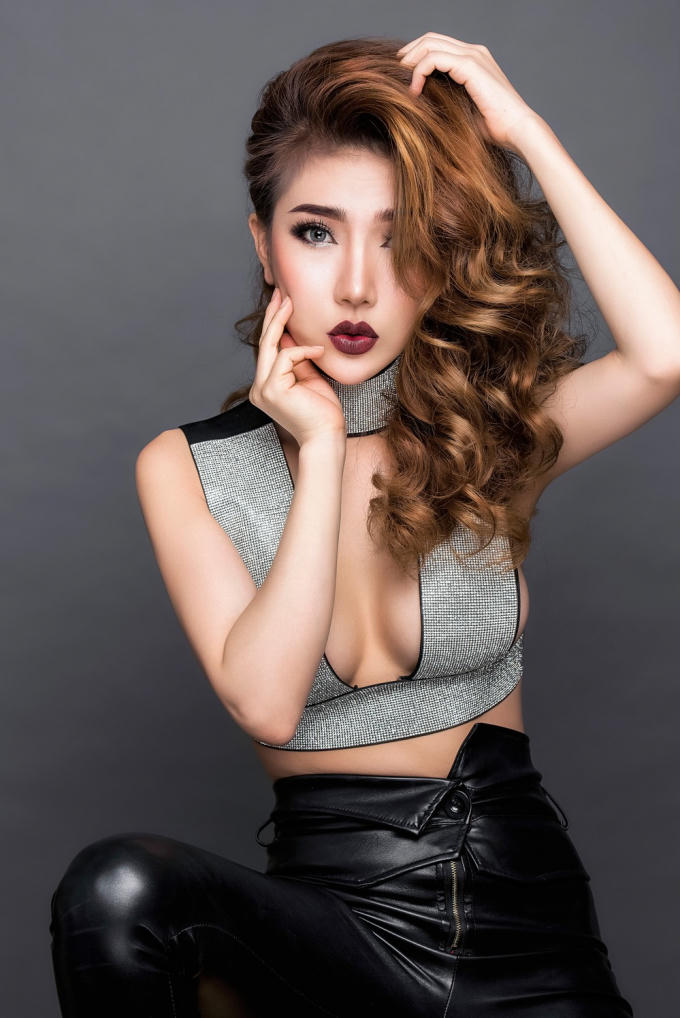 Sau đăng quang cô đắt show hơn.