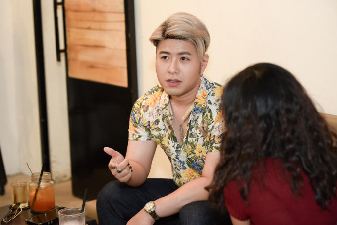 "Gia đình tôi thì ngăn cản chuyện tình yêu, bạn gái thì thường xuyên tự cắt cắt cổ tay đòi tôi phải nghe lời", nam ca sĩ thổ lộ. Ảnh: Bá Ngọc.