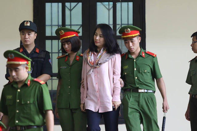 Nữ bị cáo thu hút sự chú ý của nhiều người bởi nhan sắc nổi bật.