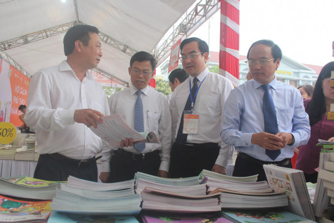 Lãnh đạo UBND tỉnh Phú Thọ tham quan các gian trưng bày sách.
