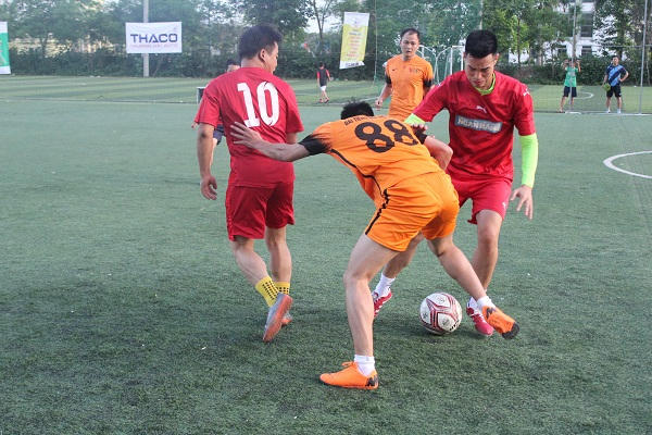 Tình huống tranh bóng quyết liệt giữa Đài Tiếng nói Việt Nam 3- 0 Thời báo Ngân hàng.