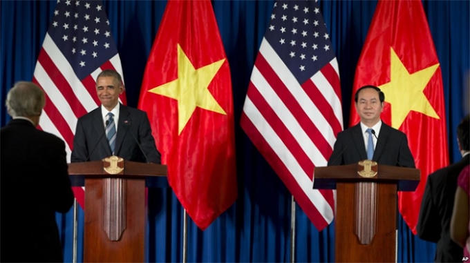 Tại buổi họp báo quốc tế, Chủ tịch nước Trần Đại Quang luôn tự tin trả lời các câu hỏi của các phóng viên về những vấn đề liên quan giữa quan hệ hai nước.