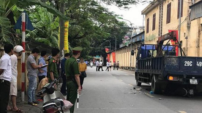 Hiện trường vụ xe tải lùi khiến 3 mẹ con thai phụ tử vong.