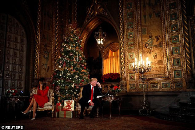 Tổng thống Mỹ Donald Trump cùng phu nhân chọn đón Giáng sinh tại khu nghỉ dưỡng sang trọng Mar-a-Lago, Florida, Mỹ. Vợ chồng Tổng thống Trump đã cùng trả lời điện thoại người dân Mỹ trong khuôn khổ chương trình theo dấu ông già Noel.