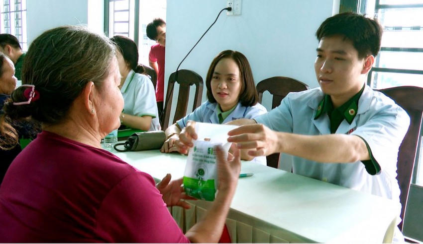 Bà con được đội ngũ y, bác sĩ BV mà Quân y BĐBP Tây Ninh tận tình hướng dẫn sử dụng thuốc.