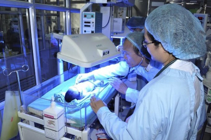 Chăm s&oacute;c trẻ sinh non trong lồng ấp tại Khoa Nhi, BV Bạch Mai.