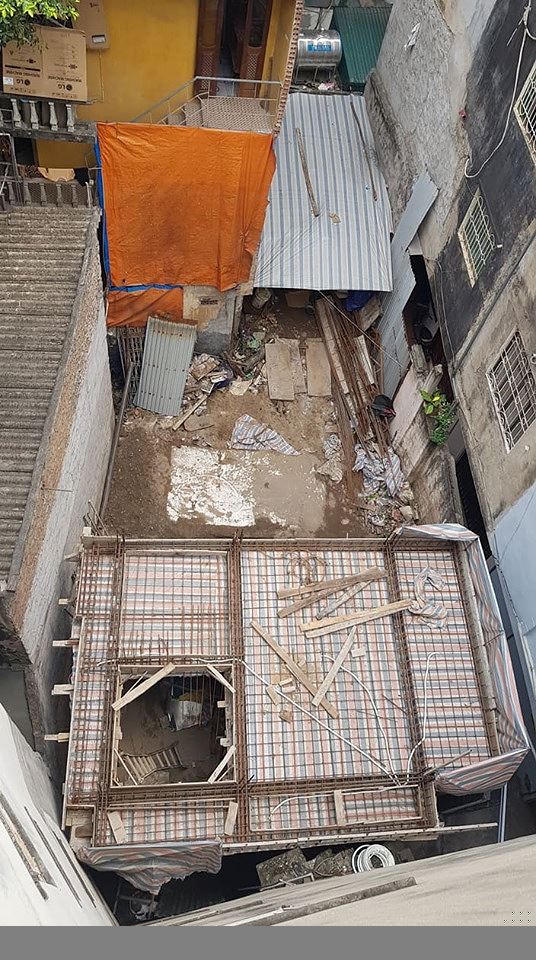 12 hộ dân Tổ 18 phản ánh việc chủ công trình tại số 27A Đê La Thành xây nhà ảnh hưởng hệ thống cống thoát nước chung vốn tồn tại lâu đời và sử dụng chung lâu nay của các hộ dân. Ảnh: Ninh Phan.