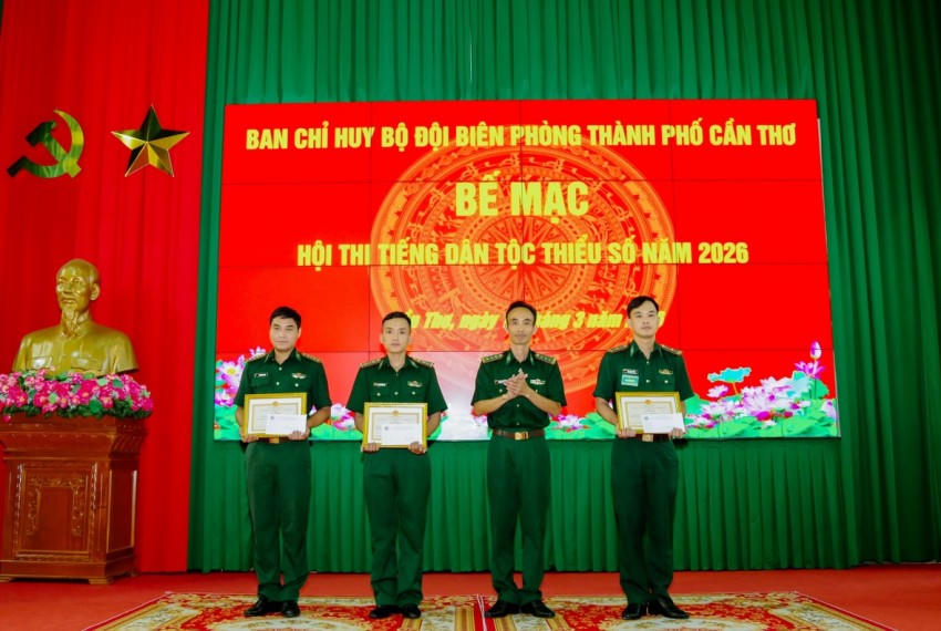 Thượng tá Nguyễn Thanh Đừng - Phó Chỉ huy trưởng, Tham mưu trưởng BĐBP TP trao giấy khen cho các tập thể, cá nhân đạt thành tích cao tại Hội thi.