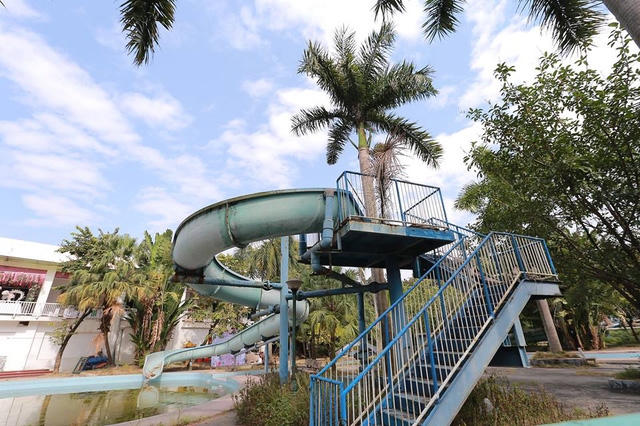 Ngoài máng trướt khổng lồ, khu công viên nước còn có máng trượt nước dành cho trẻ em cũng trong tình trạng mọc rêu, gỉ sét do bị bỏ không đã lâu.