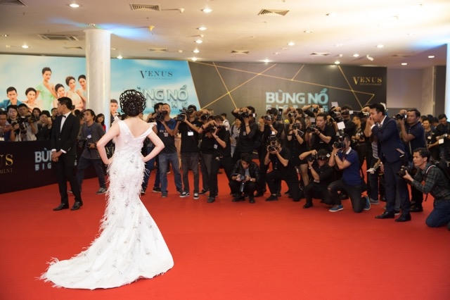 Lý Nhã Kỳ thu hút mọi ống kính máy ảnh.