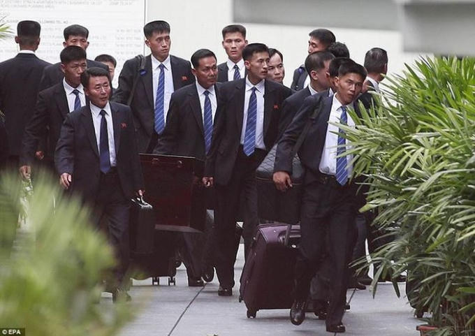 Các vệ sĩ của ông Kim Jong-un mang theo hành lý. Ảnh: EPA