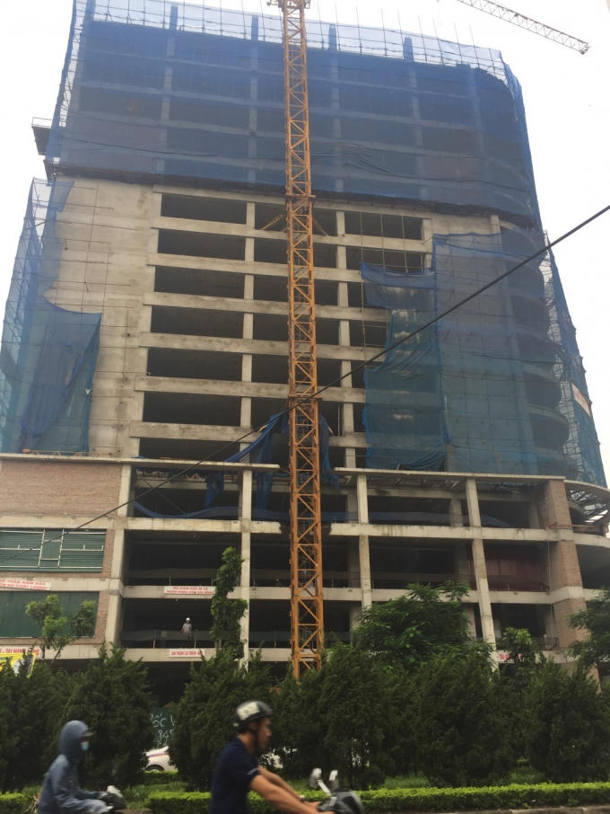 Tòa nhà vẫn ngổn ngang thiết bị xây dựng  Ảnh: Minh Chiến