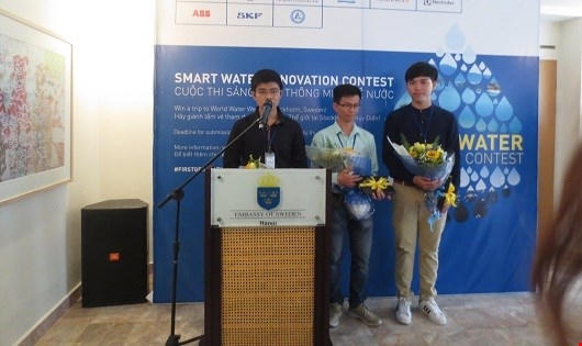 Nhóm bạn sinh viên nhận Giải thưởng Sáng kiến về nước.