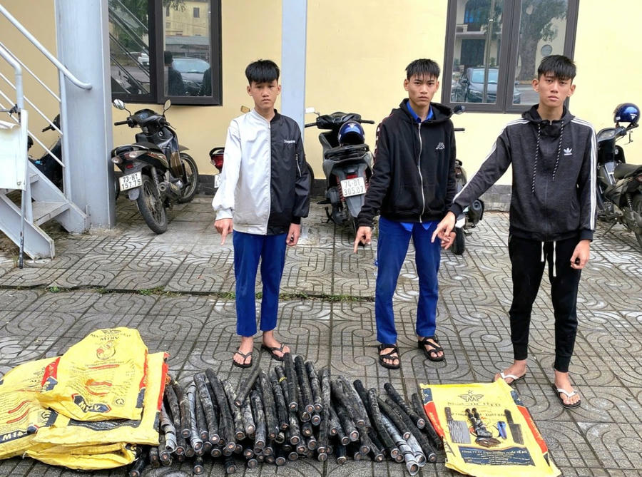 Ba đối tượng cùng tang vật - Ảnh Công an Quảng Trị.