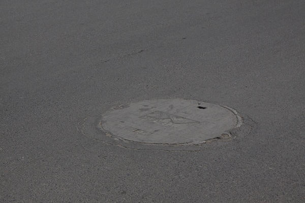 Nhưng không hiểu sao lại có những nắp cống đặt cao hơn mặt đường, nhing vừa mất mĩ quan đô thị lại gây tai nạn cho người tham gia giao thông?