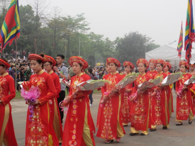 14 thiếu nữ cầm hoa, hương và lễ vật cho buổi lễ thành kính. (Ảnh: Thu Hường).