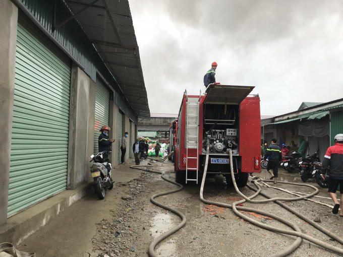 Đến 15h45' cùng ngày lực lượng chức năng vẫn đang nỗ lực khống chế đám cháy.