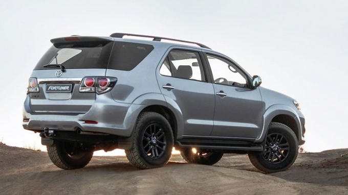 Sang đầu tháng 12, nhu cầu mua xe tăng mạnh và cũng là chất xúc tác khiến giá bán của Fortuner tại đại lý bị đẩy lên cao hơn. Đặc biệt các phiên bản 4x2 gần như cháy hàng, trong khi bản 4x4 vẫn còn ở một số nơi nhưng ít và không đủ màu.