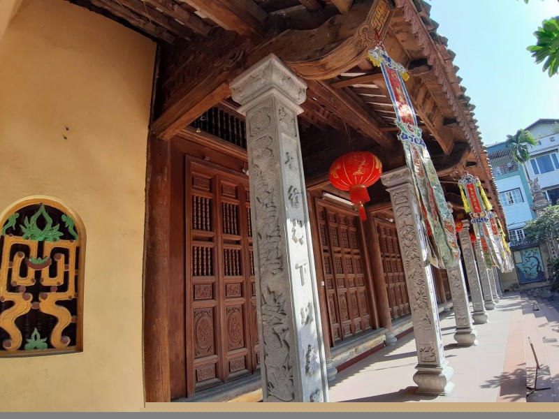 Ngoài hiên của tiền đường là hệ thống cột đá hình hộp chữ nhật được mài nhẵn, trên đá khắc những vế câu đối (Ảnh:K.T)