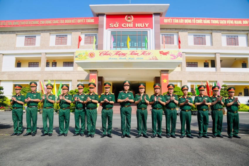 Thượng tướng Nguyễn Trường Thắng chụp ảnh lưu niệm với lãnh đạo các đơn vị.