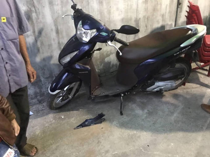Chiếc xe máy bị vỡ yếm.
