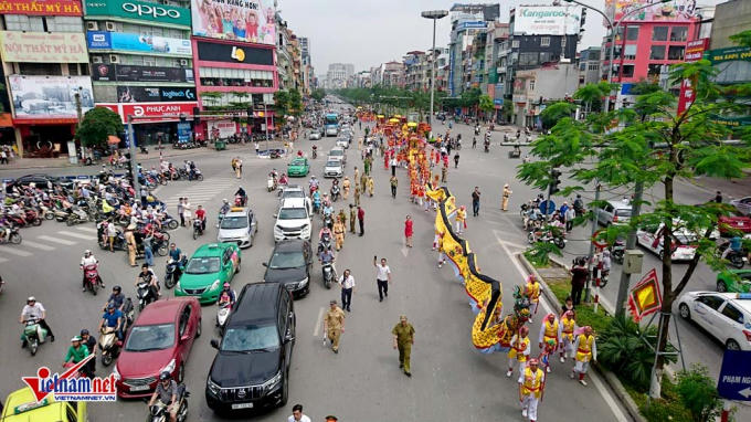 CSGT ph&acirc;n luồn để đo&agrave;n rước kiệu đi qua