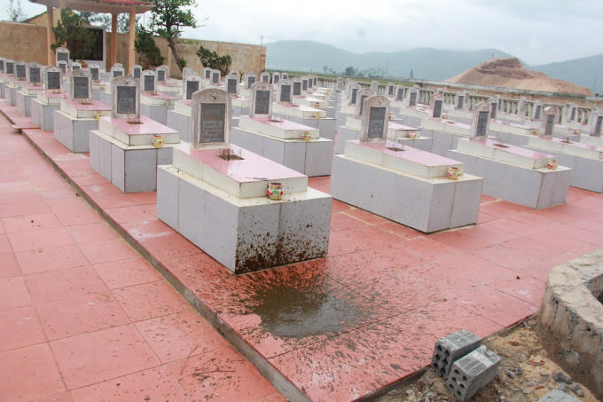 Một phần mộ bị bò phóng uế lên.