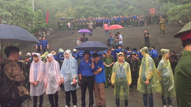 Lực lượng an ninh và sinh viên tình nguyện kết thành hàng rào mềm đảm bảo an ninh phục vụ lịch trình lễ hội.