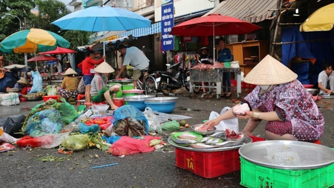 Rác đổ cạnh khu bán rau củ, thịt cá.