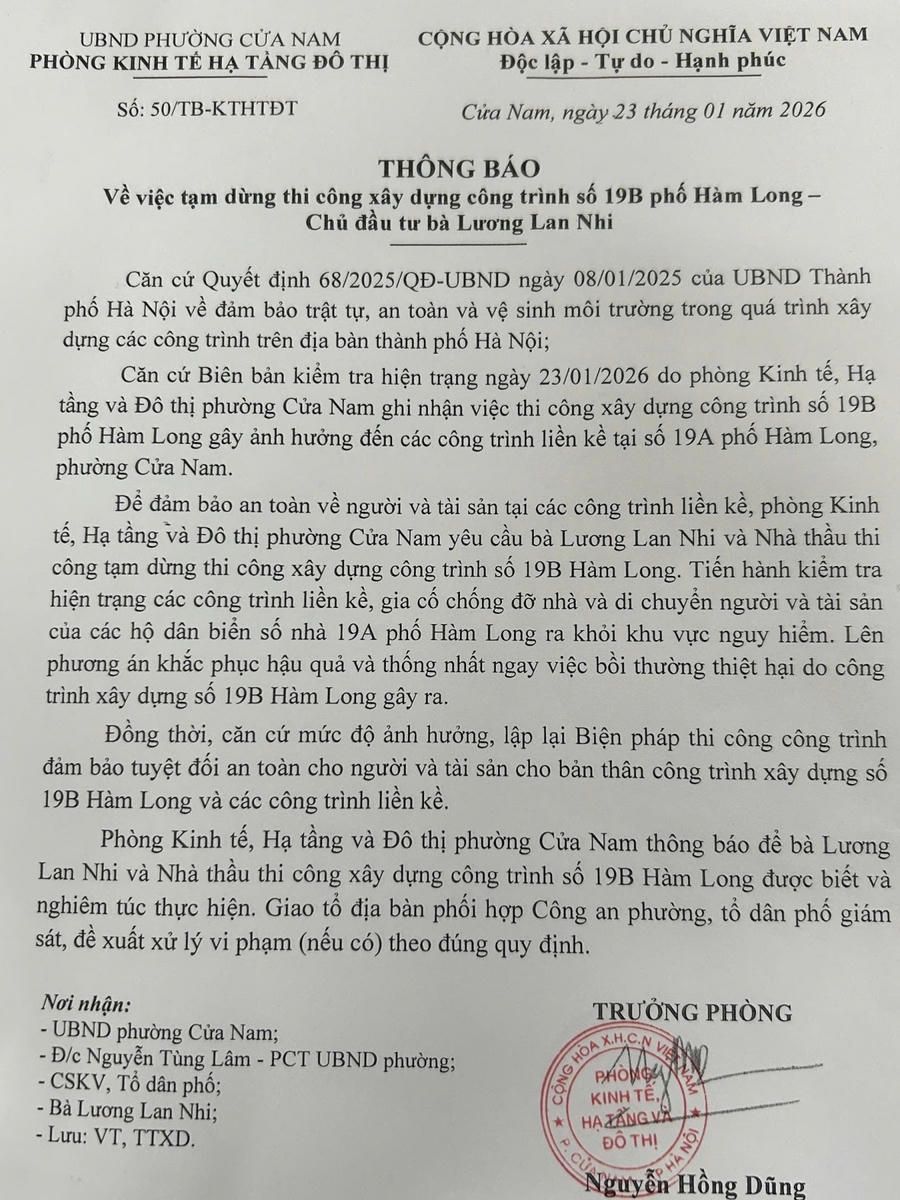 Thông báo của Phòng Kinh tế, Hạ tầng và Đô thị phường Cửa Nam yêu cầu chủ đầu tư tiến hành kiểm tra hiện trạng các công trình liền kề, gia cố chống đỡ nhà và di chuyển người và tài sản của các hộ dân số nhà 19A phố Hàm Long ra khỏi khu vực nguy hiểm.