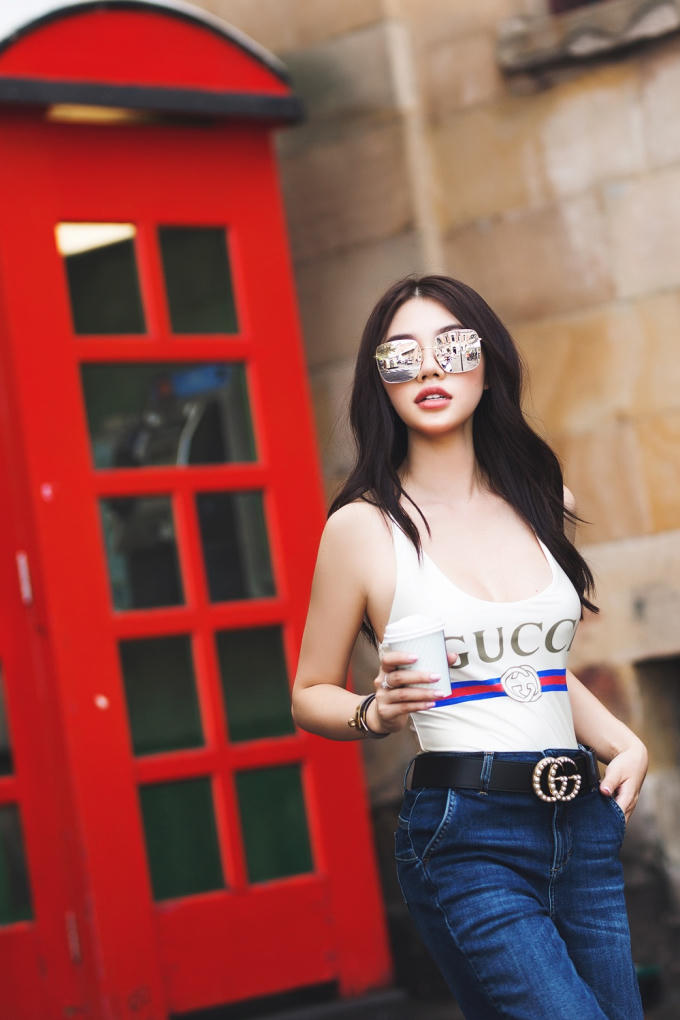 Hoa hậu thế giới người Việt tại Úc tiếp tục khiến người hâm mộ xuýt xoa bởi khả năng chơi phụ kiện của mình. Một chiếc nịch để khoe vẻ năng động, một chiếc kính Dior thời thượng cùng đôi giày cao gót đến từ Christian Louboutin là sự kết hợp không thể hoàn hảo hơn trong set đồ này. Người đẹp tiết lộ tổng giá trị set đồ lên đến 70 triệu đồng.