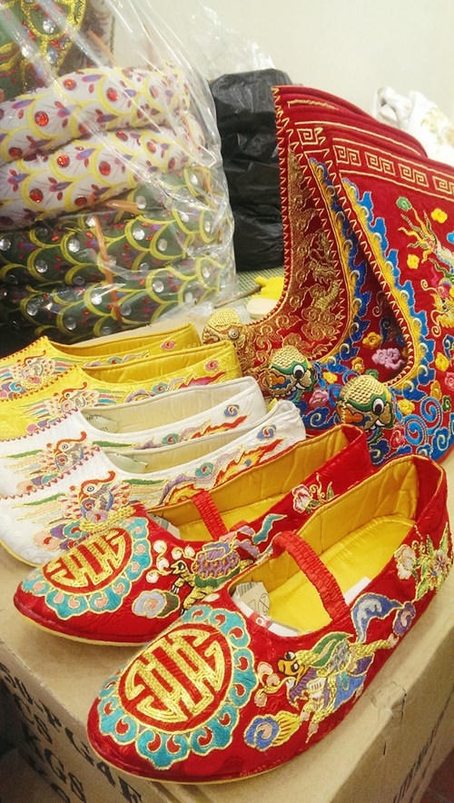 trang phục hầu đồng trở nên đặc sắc hơn do những đường kim mũi chỉ tinh xảo của thợ thêu làng Đông Cứu tạo ra. Ảnh: Nhã Khanh.