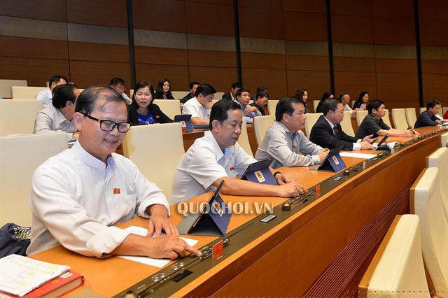 Đại biểu Quốc hội tham gia biểu quyết thông qua luật.