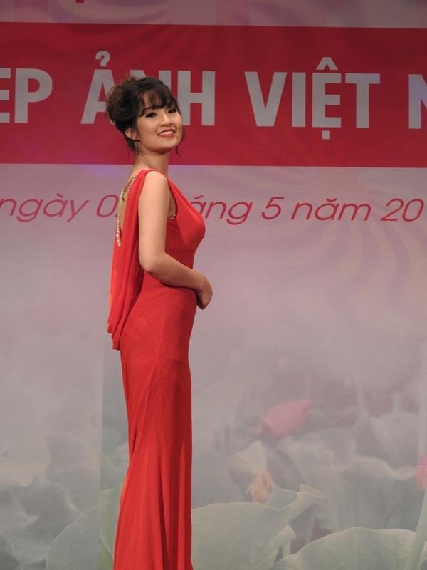 Nguyễn Thị Dung mang SBD 108 sinh ngày 13/1/1996 đến từ Tuyên Quang. Số đo hình thể: 83 – 65 – 86. Chiều cao 1m59 nặng 46kg.