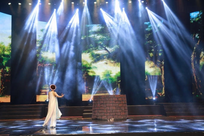 Quang Thắng kh&ocirc;ng ngại đu d&acirc;y, chạy v&ograve;ng quanh s&acirc;n khấu v&igrave; hot girl d&acirc;n gian Thu Hằng