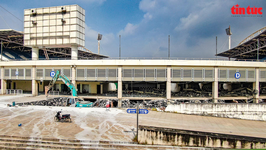 Sau 17 năm sử dụng, nhiều hạng mục của sân đã xuống cấp.