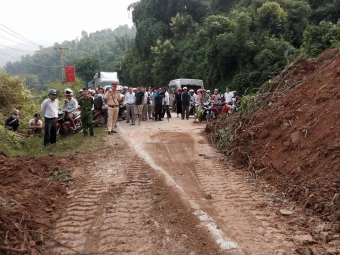 Lực lượng Cảnh sát giao thông có mặt tại hiện trường để phân luồng và điều tiết giao thông.