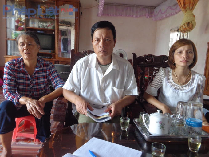 Lần lượt từ trái sang bà Trần Thị Yến, ông Trần Văn Nam và chị Đỗ Thị Thúy trao đổi với PV.