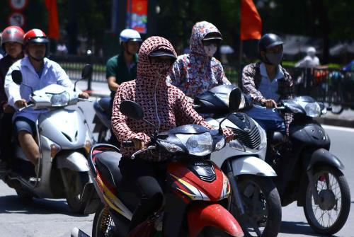 Ra đường vào giờ cao điểm dễ bị sốc nhiệt. Ảnh: minh họa/Nguồn: Quang Quyết/TTXVN