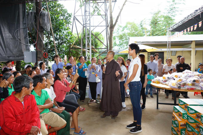 Hoa hậu H'hen Ni&ecirc; trao qu&agrave; từ thiện tại L&acirc;m Đồng