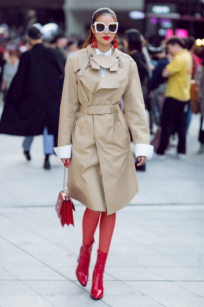 Phạm Hương gây “náo loạn” đường phố Seoul Fashion Week