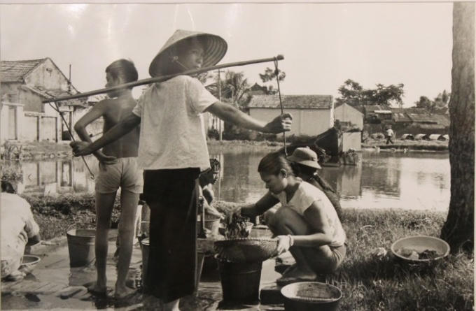 Những người d&acirc;n đang sinh hoạt tại Hồ N&uacute;i Tr&uacute;c.