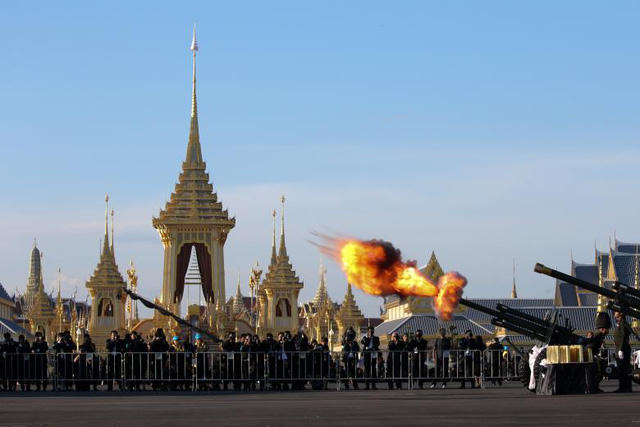 Sau lễ hỏa táng, tro cốt của Quốc vương Bhumibol Adulyadej sẽ được thu nhặt và được đưa về hoàng cung. Các lễ cúng cũng sẽ được tổ chức để cầu phúc cho nhà vua quá cố. Giới chức Thái Lan cho biết tang lễ của Quốc vương Bhumibol Adulyadej có chi phí 90 triệu USD. Trong ảnh: Binh sĩ hoàng gia bắn đại bác chuẩn bị cho lễ tang cố vương ở gần cung điện hoàng gia tại Bangkok.