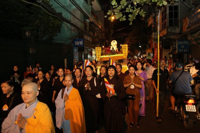 H&agrave; Nội: H&agrave;ng ng&agrave;n phật tử Ch&ugrave;a Trấn Quốc hoan hỉ k&iacute;nh mừng Phật đản